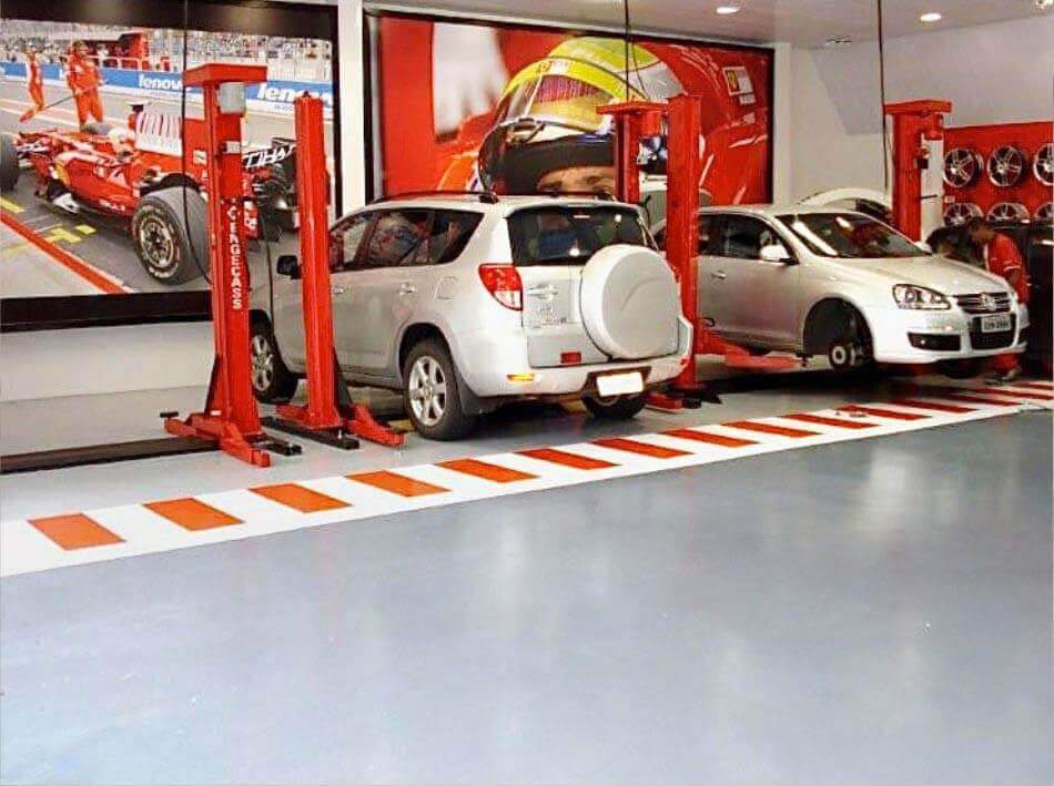 Oficina automotiva com piso cinza